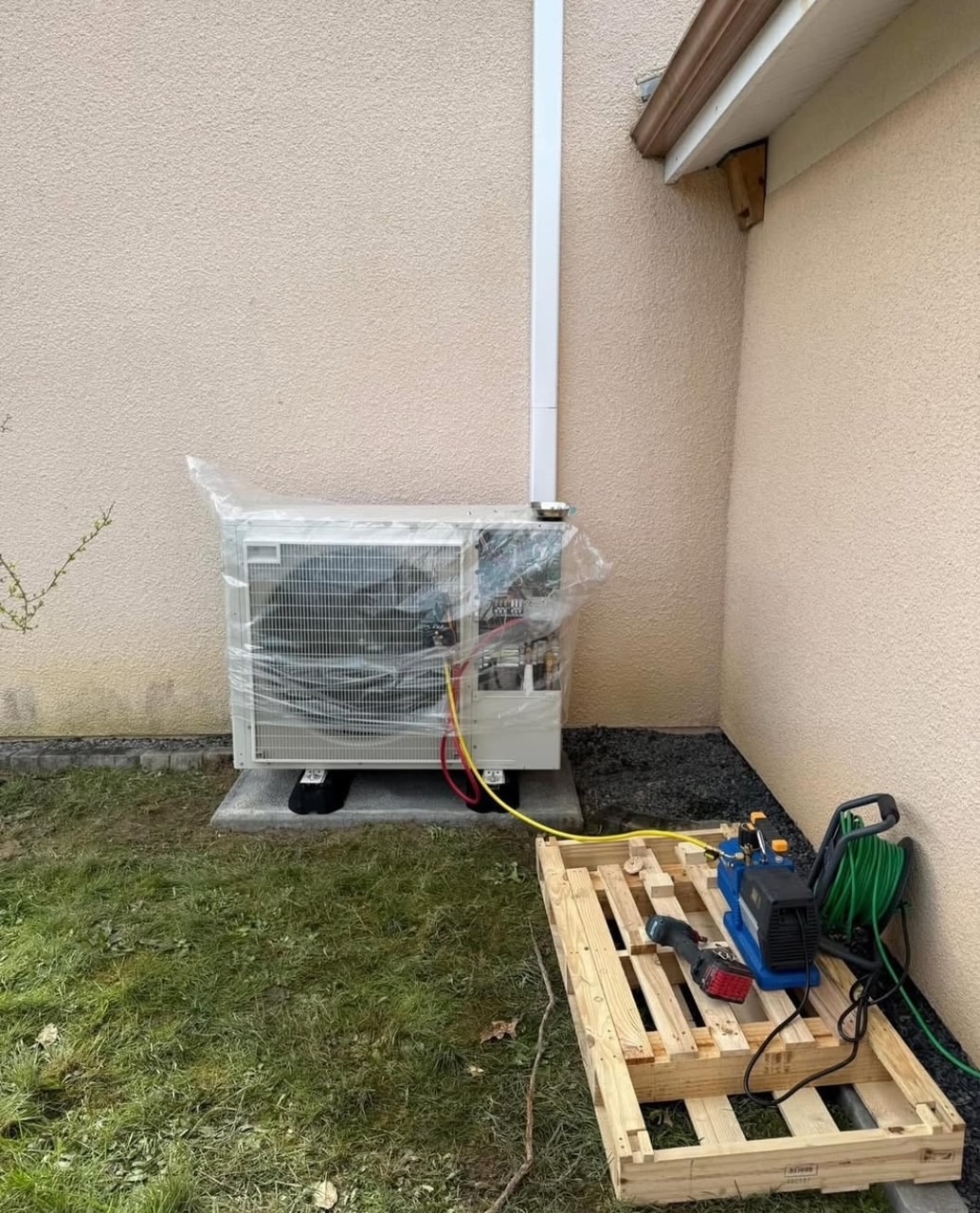Unité extérieure de climatisation installée par Ovasun sur une maison en Gironde