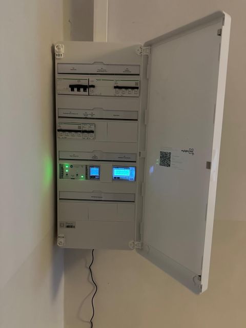 Compteur et coffret électrique de l'installation solaire à Bègles par Ovasun