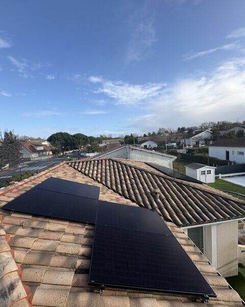 Installation de panneaux solaires sur toiture à Bassens (Gironde) par Ovasun
