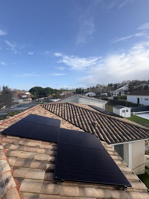 Installation de panneaux solaires sur toiture à Bassens (Gironde) par Ovasun