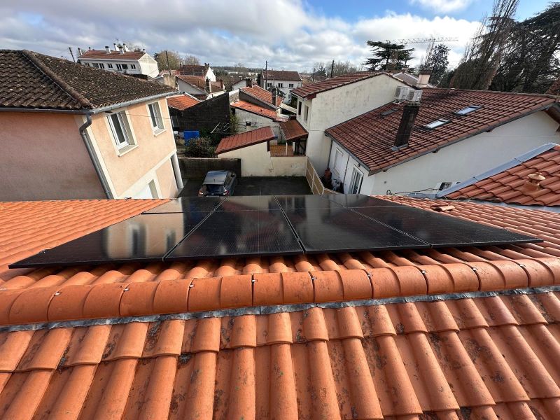 Toiture équipée de panneaux solaires à Bègles par Ovasun