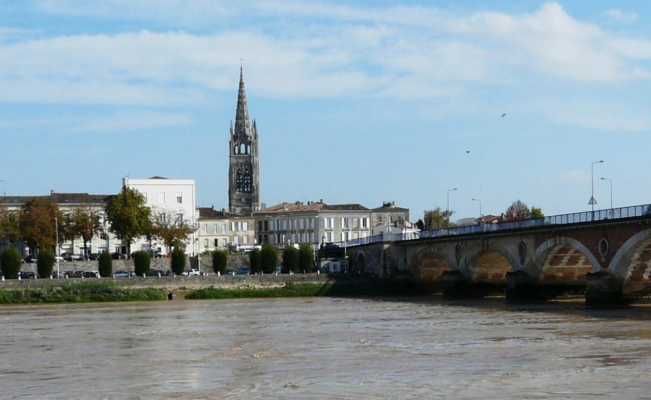 Panneau solaire à Libourne (33) : le pont de pierre sur la Dordogne et le clocher de Libourne