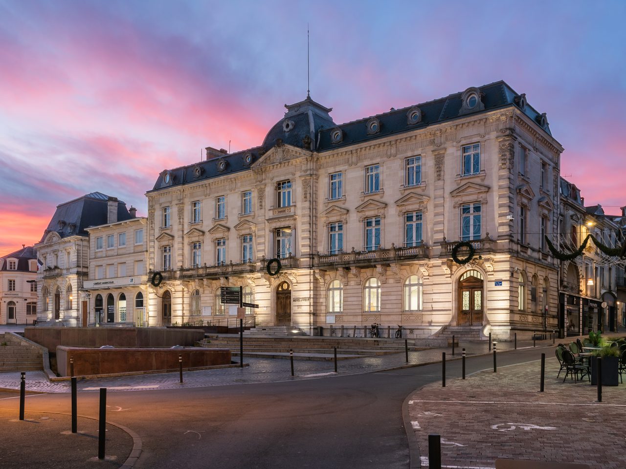 Panneau solaire à Mont-de-Marsan (40) : l'Hôtel de Ville au crépuscule