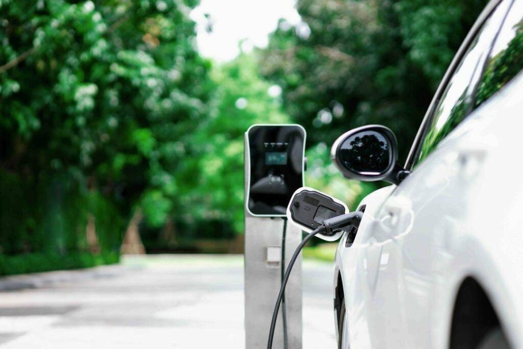 Recharge d'une voiture électrique alimentée par des panneaux solaires