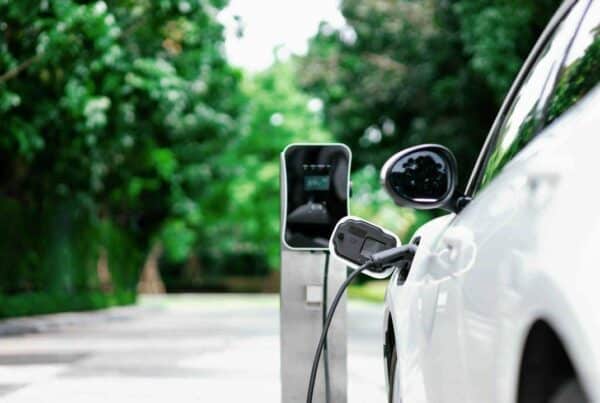 Recharge d'une voiture électrique alimentée par des panneaux solaires