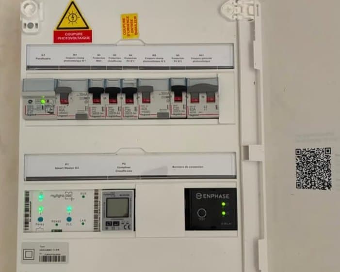 Coffret photovoltaïque de l'installation 3 kWc : protections séparées des deux champs, Smart Master mylight150 et relais Enphase