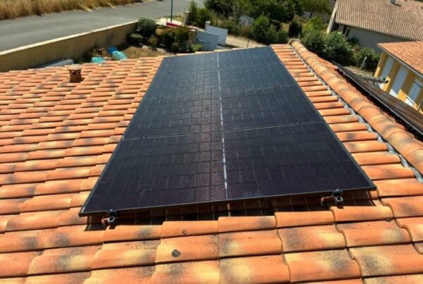 Panneaux solaires posés sur une toiture en tuiles pour une installation 3 kWc réalisée par Ovasun en Gironde