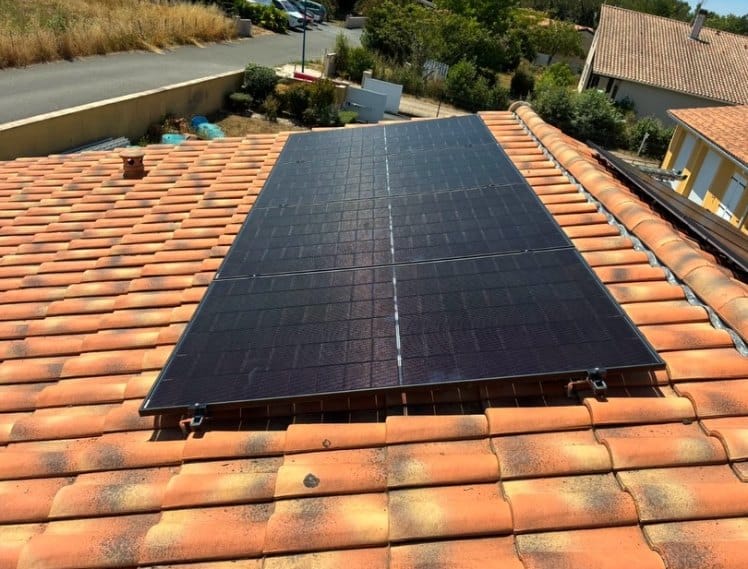 Panneaux solaires posés sur une toiture en tuiles pour une installation 3 kWc réalisée par Ovasun en Gironde